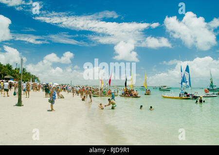 Porto de Galinhas, Brésil - 24 Février 2009 : aux personnes bénéficiant d'une journée chaude sur le bateau de pêche (Jangada) à Porto de Galinhas, Pernambuco, Brésil Banque D'Images