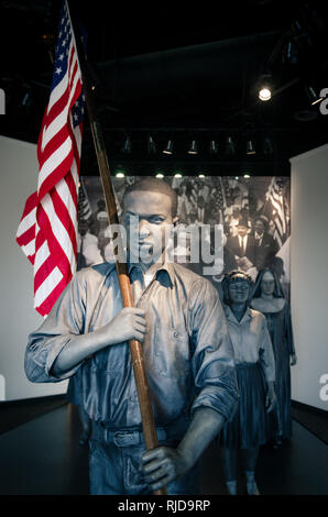Des statues en bronze de la Selma à Montgomery les droits civils "soldats" sont affichées à Lowndes Interpretive Centre, à Hayneville, Alabama. Banque D'Images