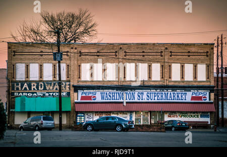 Le soleil se couche derrière Washington St. supermarché, le 14 février 2015, à Selma, Alabama. Banque D'Images