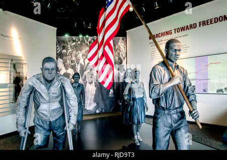 Des statues en bronze de la Selma à Montgomery les droits civils "soldats" sont affichées à Lowndes Interpretive Centre, à Hayneville, Alabama. Banque D'Images