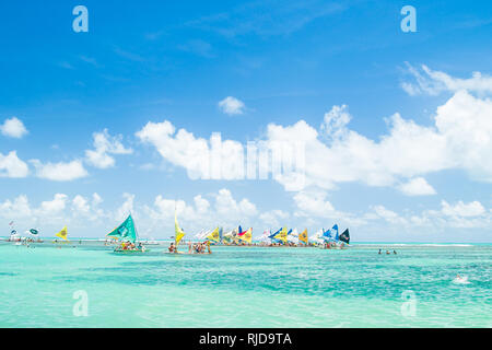 Porto de Galinhas, Brésil - 24 Février 2009 : aux personnes bénéficiant d'une journée chaude sur le bateau de pêche (Jangada) à Porto de Galinhas, Pernambuco, Brésil Banque D'Images