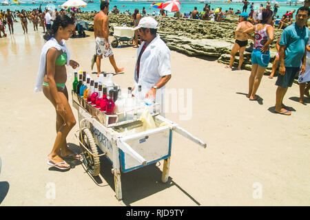 Porto de Galinhas, Brésil - 24 Février 2009 : aux personnes bénéficiant d'une journée chaude sur le bateau de pêche (Jangada) à Porto de Galinhas, Pernambuco, Brésil Banque D'Images