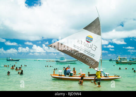 Porto de Galinhas, Brésil - 24 Février 2009 : aux personnes bénéficiant d'une journée chaude sur le bateau de pêche (Jangada) à Porto de Galinhas, Pernambuco, Brésil Banque D'Images