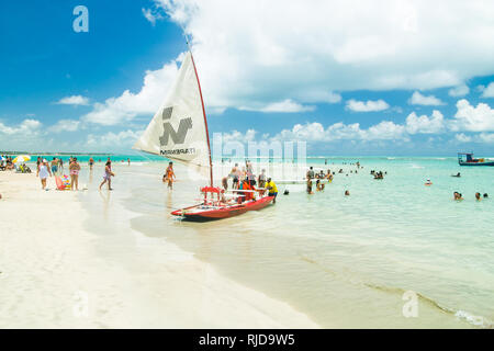 Porto de Galinhas, Brésil - 24 Février 2009 : aux personnes bénéficiant d'une journée chaude sur le bateau de pêche (Jangada) à Porto de Galinhas, Pernambuco, Brésil Banque D'Images