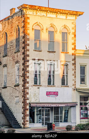 Le soleil se couche sur un bâtiment vacant centre-ville, le 14 février 2015, à Selma, Alabama. Banque D'Images