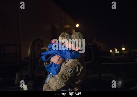 Le s.. Issac McCauley, 436e Escadron des Forces de sécurité defender, étreintes, son fils, Channing Hooser, après son retour de déploiement au Moyen-Orient le 21 janvier 2018, à Dover Air Force Base, Del. McCauley a été accueilli par sa famille d'accueil après son déploiement de six mois. Banque D'Images