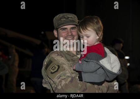 Le s.. Issac McCauley, 436e Escadron des Forces de sécurité, défenseur détient Jaxon, son fils, après son retour de mission le 21 janvier 2018, à Dover Air Force Base, Del. McCauley est l'un des douze humains envoyés au Moyen-Orient pour un déploiement de six mois. Banque D'Images