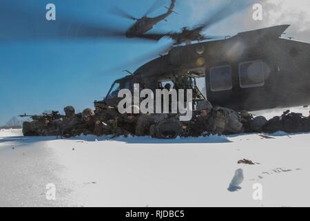 Des soldats de la compagnie C., 1er Bataillon, 187e Régiment d'infanterie, 3e Brigade Combat Team, 101e Division aéroportée tirer de la sécurité après avoir agressé l'air hors d'un UH-60 Black Hawk 18 janvier à Fort Campbell. Banque D'Images