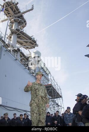 MAYPORT, Floride (janv. 24, 2018) Le chef des opérations navales Adm. John M. Richardson parle avec marins et soldats affectés à des commandes sur la base navale de Mayport pendant un appel mains libres à bord du navire d'assaut amphibie USS Iwo Jima (DG 7). Au cours de l'appel, Richardson et Master Chief Petty Officer de la Marine Steven S. Giordano a discuté du déploiement prochain d'Iwo Jima et répond aux questions sur des sujets tels que la promotion, d'uniformes, de préparation à bord dans l'ensemble de la flotte, et le Marin 2025 programme. Banque D'Images