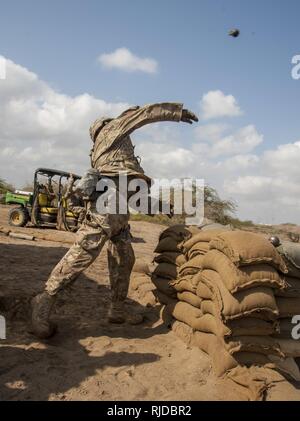 Un soldat de l'Armée américaine affecté à la Force opérationnelle interarmées - Corne de l'Afrique lance une grenade d'entraînement en préparation pour un expert Infantryman Badge (BEI) Évaluation au Camp Lemonnier, Djibouti, le 23 janvier 2018. La BEI est une des compétences particulières d'un insigne qui exige de l'infanterie à passer cinq jours d'évaluation qui se compose d'un test de condition physique de l'armée, jour et nuit, la navigation terrestre, une marche forcée de 12 km, et 30 tâches individuelles couvrant les armes, medical, patrouille de sécurité et de compétences. En avril 2016 une itération de la BEI au Camp Lemonnier, seulement 15 pour cent des candidats a gagné le badge. Banque D'Images