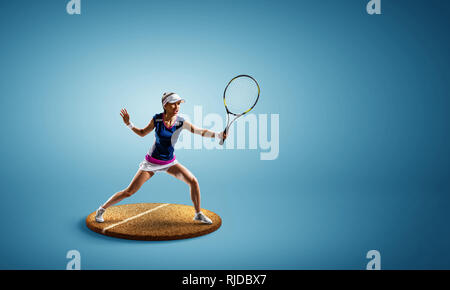 Joueur de tennis femme sur socle contre fond bleu. Technique mixte Banque D'Images