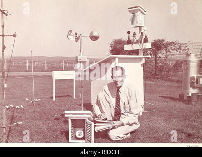 . Défis dans le fourrage et l'éventail de la recherche. Les plantes fourragères ; parcours. Un physiologiste des plantes vérifie les instruments de mesure et d'enregistrement des données microclimatiques à University Park, Pa. informations microclimatiques est essentiel dans l'établissement de la relation entre des variables climatiques à la germination, la reproduction, et la persistance des espèces fourragères.. Veuillez noter que ces images sont extraites de la page numérisée des images qui peuvent avoir été retouchées numériquement pour plus de lisibilité - coloration et l'aspect de ces illustrations ne peut pas parfaitement ressembler à l'œuvre originale.. United States. La recherche agricole Banque D'Images