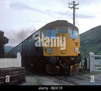 British Rail train diesel sur Kyle of Lochalsh passage à niveau ligne, Highlands, Scotland Banque D'Images