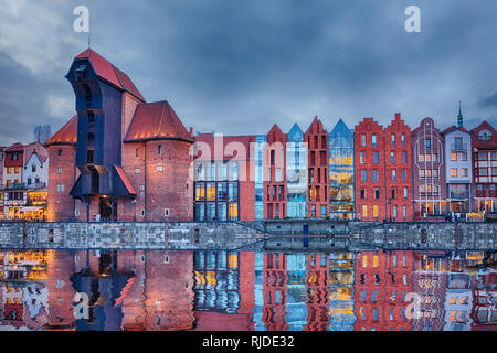 Grue du port de Gdansk Zuraw au coucher du soleil, la Pologne, sans personnage Banque D'Images