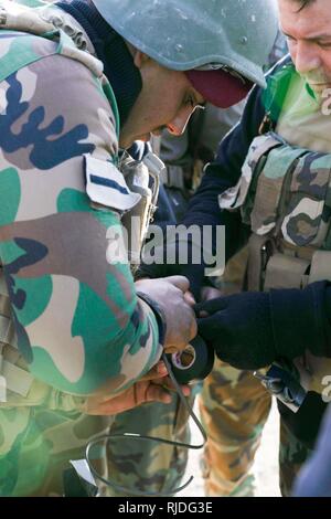 Un membre des Forces de sécurité irakiennes, avec Qwat Khasa bataillon, prépare une ligne de cordeau détonant au cours de la démolition d'agression militaire de qualification cours au Camp Taji, Iraq, 16 janvier 2018. Cette formation fait partie de l'ensemble de la Force opérationnelle combinée- Opération résoudre inhérent à la mission de renforcer les capacités des partenaires qui se concentre sur la formation et l'amélioration de la capacité des forces des combats en partenariat avec ISIS. Banque D'Images