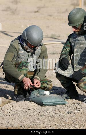 Un membre des Forces de sécurité irakiennes, avec Qwat Khasa bataillon, prépare une ligne de cordeau détonant au cours de la démolition d'agression militaire de qualification cours au Camp Taji, Iraq, 16 janvier 2018. Cette formation fait partie de l'ensemble de la Force opérationnelle combinée- Opération résoudre inhérent à la mission de renforcer les capacités des partenaires qui se concentre sur la formation et l'amélioration de la capacité des forces des combats en partenariat avec ISIS. Banque D'Images