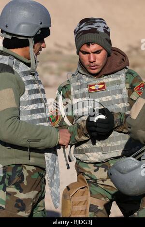 Un membre des Forces de sécurité iraquiennes avec Qwat Khasa bataillon, prépare une ligne de cordeau détonant au cours de la démolition d'agression militaire de qualification cours au Camp Taji, Iraq, 16 janvier 2018. Cette formation fait partie de l'ensemble de la Force opérationnelle combinée- Opération résoudre inhérent à la mission de renforcer les capacités des partenaires qui se concentre sur la formation et l'amélioration de la capacité des forces des combats en partenariat avec ISIS. Banque D'Images