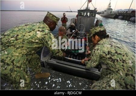 BASE NAVALE DE FUJAIRAH, Émirats Arabes Unis (janvier 1985). 17, 2018) La marine américaine de marins avec un bataillon de construction amphibie 1 déposer une civière et des fournitures médicales à partir d'un navire de la Marine américaine au cours de l'exercice Furie indigènes 18. L'exercice est conçu pour former des groupe Force-Native air-sol marin Fury Marines et marins de la Marine américaine dans les opérations de la force de prépositionnement maritime et vise à augmenter les niveaux de compétence, d'élargir la coopération, améliorer les capacités maritimes, et à promouvoir la stabilité régionale à long terme et l'interopérabilité entre les Émirats arabes unis et les États-Unis. Banque D'Images