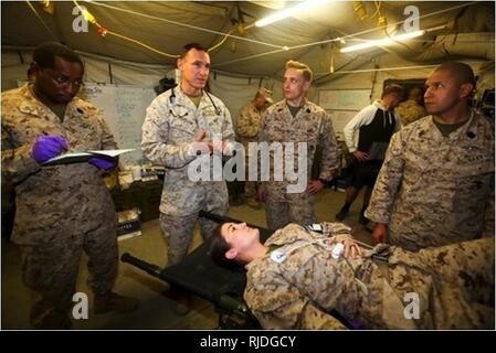 BASE NAVALE DE FUJAIRAH, Émirats Arabes Unis (janvier 1985). 17, 2018) Les marins de la marine américaine avec Bravo Surgical Company, 1er Bataillon Médical, évaluer une simulation de symptômes du patient au cours d'un exercice médical dans le cadre de l'exercice Furie indigènes 18. L'exercice est conçu pour former des groupe Force-Native air-sol marin Fury Marines et marins de la Marine américaine dans les opérations de la force de prépositionnement maritime et vise à augmenter les niveaux de compétence, d'élargir la coopération, améliorer les capacités maritimes, et à promouvoir la stabilité régionale à long terme et l'interopérabilité entre les Émirats arabes unis et les États-Unis. Banque D'Images