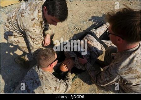 BASE NAVALE DE FUJAIRAH, Émirats Arabes Unis (janvier 1985). 20, 2018) Les marins de la marine américaine avec Bravo Surgical Company, 1er Bataillon Médical, fournir des soins médicaux aux simulé un patient souffrant d'un traumatisme lors d'un nouveau forage de pertes massives dans le cadre de l'exercice Furie indigènes 18. L'exercice est conçu pour former des groupe Force-Native air-sol marin Fury Marines et marins de la Marine américaine dans les opérations de la force de prépositionnement maritime et vise à augmenter les niveaux de compétence, d'élargir la coopération, améliorer les capacités maritimes, et à promouvoir la stabilité régionale à long terme et l'interopérabilité entre les Banque D'Images