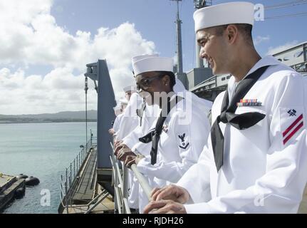 POINT POLARIS, Guam ( 23 janvier, 2018) marins affectés à l'adjudication du sous-marin USS Frank Câble (comme 40), chercher des amis et famille lors de leur retour à l'Apra Harbour, Guam, le 23 janvier. Frank a quitté Câble Guam le 7 mars 2017, de soutenir les opérations expéditionnaires maritime dans la 3ème zone d'opérations de la flotte et de l'objet d'une mise en cale sèche la disponibilité de maintenance industrielle de vigueur ship yard à Portland, Ore. Frank, câble de l'avant-déployé à Guam, réparations, réarme et reprovisions U.S. Naval Forces déployées dans la région Indo-Pacifique. Banque D'Images