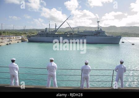 POINT POLARIS, Guam ( 23 janvier, 2018) marins affectés à l'adjudication du sous-marin USS Frank Câble (comme 40), l'homme les rails que le navire retourne à l'Apra Harbour, Guam, le 23 janvier. Frank a quitté Câble Guam le 7 mars 2017, de soutenir les opérations expéditionnaires maritime dans la 3ème zone d'opérations de la flotte et de l'objet d'une mise en cale sèche la disponibilité de maintenance industrielle de vigueur ship yard à Portland, Ore. Frank, câble de l'avant-déployé à Guam, réparations, réarme et reprovisions U.S. Naval Forces déployées dans la région Indo-Pacifique. Banque D'Images