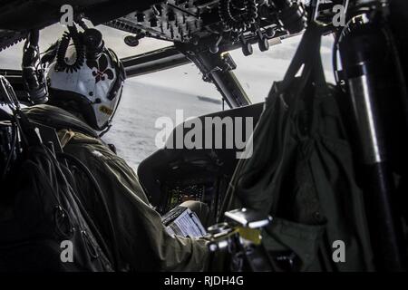 Océan Pacifique (jan. 19, 2018) Le Cmdr. Sean Knight, commandant de la "Black Knights" de l'Escadron d'hélicoptères de combat de la mer (HSC) 4, les mouches une Sea Hawk MH-60S près de l'hélicoptère de classe Nimitz porte-avions USS Carl Vinson (CVN 70). Carl Vinson Strike Group est actuellement exploitées dans la région du Pacifique dans le cadre d'un programme de déploiement. Banque D'Images