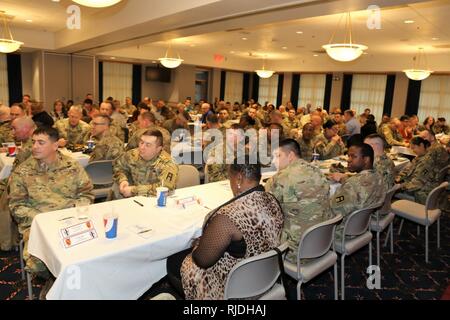 Les membres de l'assistance d'écouter que le lieutenant-colonel Robert Kellam, commandant du 1er bataillon du 291e Bataillon de soutien de la Brigade, fournit des commentaires d'ouverture pour lancer le Fort McCoy célébration de l 2018 Martin Luther King Jr., le 11 janvier 2018 vacances, à Fort McCoy, Wisconsin (Etats-Unis) l'observation a été accueilli par le 1er bataillon du 291e Bataillon de soutien de la Brigade, qui appartient à la 181e Brigade de formation multifonctionnel. Le Rev. Peggy M. Williams, ministre exécutif au Mt. Zion Baptist Church, à Madison, Wisconsin (Etats-Unis), était le conférencier invité pour l'événement. Banque D'Images