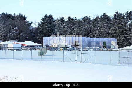 Travailleurs avec Nuvo Construction Inc. de Milwaukee travailler à la construction d'un nouveau bâtiment de stockage le 16 janvier 2018, à Constitution Park à Fort McCoy, Wisconsin (Etats-Unis) l'installation de stockage de 724 000 $ seront utilisés par la Direction de la famille et du Bien-être social, moral, et des loisirs. La date d'achèvement du contrat se fait en septembre 2018. Le bâtiment de stockage sera et de briques d'environ 3 600 pieds carrés d'espace de stockage disponible. La construction de Fort McCoy est coordonné par la Direction des travaux publics. Banque D'Images