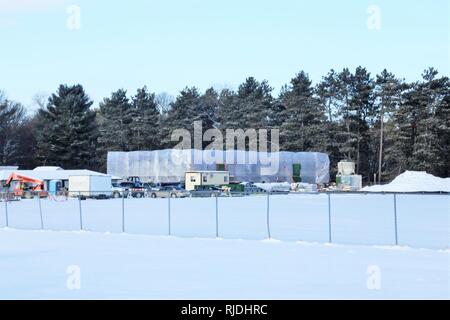 Travailleurs avec Nuvo Construction Inc. de Milwaukee travailler à la construction d'un nouveau bâtiment de stockage le 16 janvier 2018, à Constitution Park à Fort McCoy, Wisconsin (Etats-Unis) l'installation de stockage de 724 000 $ seront utilisés par la Direction de la famille et du Bien-être social, moral, et des loisirs. La date d'achèvement du contrat se fait en septembre 2018. Le bâtiment de stockage sera et de briques d'environ 3 600 pieds carrés d'espace de stockage disponible. La construction de Fort McCoy est coordonné par la Direction des travaux publics. Banque D'Images