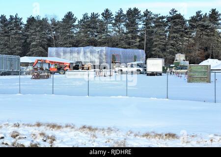 Travailleurs avec Nuvo Construction Inc. de Milwaukee travailler à la construction d'un nouveau bâtiment de stockage le 16 janvier 2018, à Constitution Park à Fort McCoy, Wisconsin (Etats-Unis) l'installation de stockage de 724 000 $ seront utilisés par la Direction de la famille et du Bien-être social, moral, et des loisirs. La date d'achèvement du contrat se fait en septembre 2018. Le bâtiment de stockage sera et de briques d'environ 3 600 pieds carrés d'espace de stockage disponible. La construction de Fort McCoy est coordonné par la Direction des travaux publics. Banque D'Images