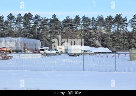 Travailleurs avec Nuvo Construction Inc. de Milwaukee travailler à la construction d'un nouveau bâtiment de stockage le 16 janvier 2018, à Constitution Park à Fort McCoy, Wisconsin (Etats-Unis) l'installation de stockage de 724 000 $ seront utilisés par la Direction de la famille et du Bien-être social, moral, et des loisirs. La date d'achèvement du contrat se fait en septembre 2018. Le bâtiment de stockage sera et de briques d'environ 3 600 pieds carrés d'espace de stockage disponible. La construction de Fort McCoy est coordonné par la Direction des travaux publics. Banque D'Images