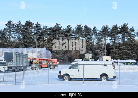 Travailleurs avec Nuvo Construction Inc. de Milwaukee travailler à la construction d'un nouveau bâtiment de stockage le 16 janvier 2018, à Constitution Park à Fort McCoy, Wisconsin (Etats-Unis) l'installation de stockage de 724 000 $ seront utilisés par la Direction de la famille et du Bien-être social, moral, et des loisirs. La date d'achèvement du contrat se fait en septembre 2018. Le bâtiment de stockage sera et de briques d'environ 3 600 pieds carrés d'espace de stockage disponible. La construction de Fort McCoy est coordonné par la Direction des travaux publics. Banque D'Images