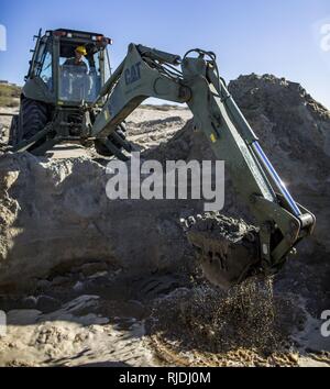 MARINE CORPS BASE CAMP PENDLETON, en Californie - Le Cpl. Gregory Landry, opérateur d'équipement lourd avec du bataillon logistique de combat 11, utilise un Caterpillar 420 F2 Chargeuse-pelleteuse il pour creuser un trou que l'eau non filtrée est stockée dans le cadre de l'exercice main de fer le 23 janvier 2018. Poing de fer exercice réunit des Marines des États-Unis à partir de la 11e unité expéditionnaire de marines et de soldats de la Force de défense de l'autonomie du groupe japonais, Régiment d'infanterie de l'Armée de l'Ouest, d'améliorer leur planification bilatérale, la communication et la conduite d'opérations amphibies. Banque D'Images