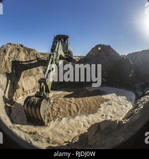 MARINE CORPS BASE CAMP PENDLETON, en Californie - Le Cpl. Gregory Landry, opérateur d'équipement lourd avec du bataillon logistique de combat 11, utilise un Caterpillar 420 F2 Chargeuse-pelleteuse il pour creuser un trou que l'eau non filtrée est stockée dans le cadre de l'exercice main de fer le 23 janvier 2018. Poing de fer exercice réunit des Marines des États-Unis à partir de la 11e unité expéditionnaire de marines et de soldats de la Force de défense de l'autonomie du groupe japonais, Régiment d'infanterie de l'Armée de l'Ouest, d'améliorer leur planification bilatérale, la communication et la conduite d'opérations amphibies. Banque D'Images