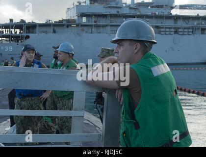 APRA HARBOUR, Guam (Jan 23, 2018) 2ème classe spécialiste culinaire Tyler Rybicki, maintient pour retirer le front, à bord de la classe Los Angeles sous-marin d'attaque rapide USS Key West (SSN 722), avant d'un amis et famille journée croisière à Polaris Point, Guam, le 23 janvier. Key West est l'un des quatre sous-marins déployés avant-homeported in Apra Harbour, à Guam, dans le cadre de la scène et des forces navales. Banque D'Images