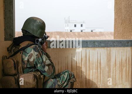 Un membre des Forces de sécurité iraquiennes 61e Brigade de la sécurité pendant un exercice à travers de l'activité de formation qui a abouti, le Camp Taji, l'Iraq, le 21 janvier 2018. Le programme à développer et à améliorer la capacité des partenaires nationaux comprend : le leadership, l'éthique et droit de la guerre et la formation. De plus, les recrues sont enseignées la navigation terrestre, la formation médicale de base, les compétences de l'infanterie et des petites unités tactiques. Banque D'Images