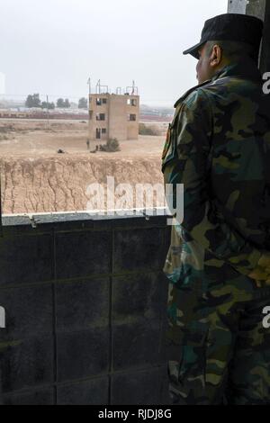 Une force de sécurité irakienne 61e commandant de compagnie de la brigade de troupes évalue le déménagement dans un nouveau poste au cours de l'embuscade dont l'activité de formation au Camp Taji, l'Iraq, le 22 janvier, 2018. Le programme à développer et à améliorer la capacité des partenaires nationaux comprend : le leadership, l'éthique et droit de la guerre et la formation. De plus, les recrues sont enseignées la navigation terrestre, la formation médicale de base, les compétences de l'infanterie et des petites unités tactiques. Banque D'Images