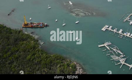 L'ouragan Maria FSE-10 Porto Rico conduite des équipes d'intervention d'opérations de dépose en bateau à Isleta Marina. La fonction de soutien en cas d'urgence 10 (FSE-10) Porto Rico Unified Command continue à demander que les propriétaires de navires ayant besoin d'une assistance, appelez le service assistance au navire l'Ouragan Maria (786) 521-3900 pour demander une assistance gratuite pour retirer un navire, un navire rapport plan de dépose, ou rapport d'un bâtiment qui a déjà été supprimé. Banque D'Images