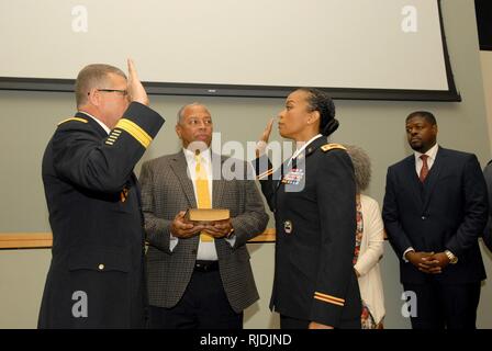 Le Lieutenant-colonel de l'Armée de Corinne Bell, droite, réaffirme le serment de l'officier avec le brigadier. Le Général Mark Simerly, commandant, au cours d'une cérémonie de promotion à l'appui de troupes DLA à Philadelphie le 19 janvier 2018. Bell, un natif de la Virginie, Gloucester, est promu lieutenant-colonel en face de ses amis et sa famille après avoir purgé 16 ans. Banque D'Images