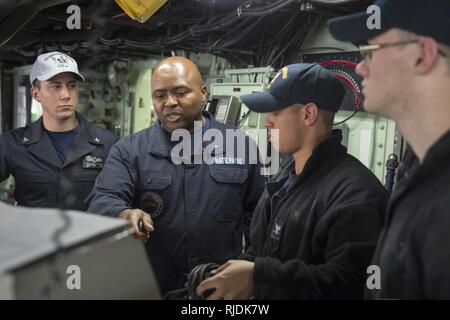 SASEBO, Japon (Janv. 22, 2018) Nate Payne, membre de l'équipe d'inspection du matériel TYCOM, inspecte la barre sur le pont du navire d'assaut amphibie USS Bonhomme Richard (DG 6) dans le cadre d'une des forces de surface de la marine a conduit à deux jours de préparation pour l'évaluation de la mer. L'évaluation de l'équipe évalue la maîtrise de la propulsion, la navigation et la compétence de l'équipe de montres, et certifie que le déploiement d'un navire prêt. Bonhomme Richard, l'avant-déployé à Sasebo, au Japon, est au service de l'avant pour avoir une capacité d'intervention rapide en cas de catastrophe naturelle ou d'urgence régionaux. Banque D'Images