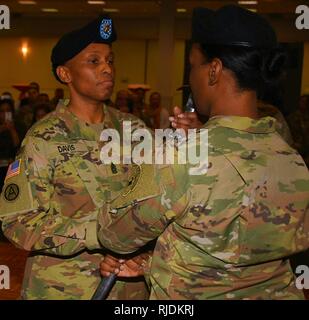 Le Sgt commande. Le major Priscilla Davis (l.), nouveau leader de la haute s'enrôle, saisit le sous-officier épée du major Felisia Hibbler, 5e Bataillon de la direction de Recrutement médical, au cours d'une cérémonie de changement de responsabilité du bataillon le 19 janvier à l'hôtel El Tropicano Riverwalk au centre-ville de San Antonio. Le Sgt commande. Le major Jesse Castellano (non illustré), le CSM sortant, passe à l'US Army Medical Brigade de recrutement à Fort Knox, Ky., où il sera le premier chef d'enrôlés. Banque D'Images