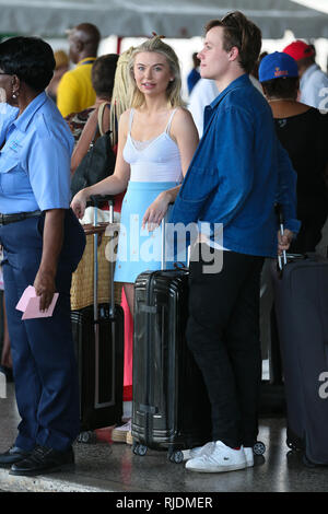 La Géorgie Toff Toffolo arrive à l'aéroport de la Barbade pour les vacances d'hiver, elle avec un sac en osier étaient inscrits les mots "Champagne Veuillez' Avec : Georgie Toff Toffolo Où : la Barbade, la Barbade Quand : 05 Jan 2019 Credit : WENN.com Banque D'Images