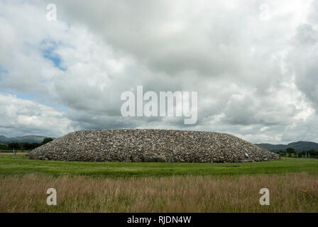 Un très grand passage cairn d'un diamètre de 110 pieds dans la campagne ouverte à Carrowmore, Sligo, Irlande. Banque D'Images