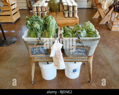 Sud frais verts cultivés localement et le chou sur l'affichage pour la vente à un marché à la ferme de l'Alabama rural ou d'un marché de producteurs à Pike Road New York, USA. Banque D'Images