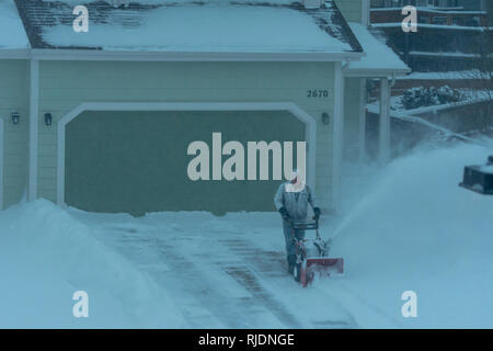 Propriétaire utilise la souffleuse motorisée pour dégager la neige de tempête d'hiver, au cours de l'entrée de Castle Rock Colorado nous. Photo prise en janvier. Banque D'Images