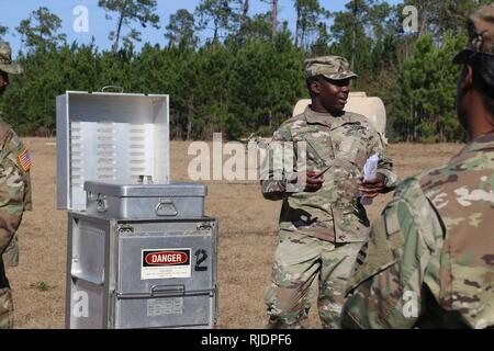 Le s.. Marcell Brown, un spécialiste culinaire affectés au siège de l'entreprise et de l'Administration centrale, 703e Bataillon de soutien de la Brigade Blindée, 2e Brigade Combat Team, 3e Division d'infanterie, indique à Soldiers attaché à 3e Bataillon interarmes, 67e Régiment d'armure sur la configuration et l'utilisation de l'agression, le 23 janvier 2018 Cuisine, Fort Stewart, GA, l'AK est un domaine très mobiles plate-forme d'alimentation qui répond efficacement aux besoins nutritionnels de l'avant des soldats en mission tout en réduisant l'empreinte logistique d'alimentation sur le terrain. Banque D'Images