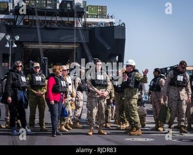 U.S. 5ÈME ZONE DES OPÉRATIONS DE LA FLOTTE (janv. 23, 2018) La Marine américaine Le Lieutenant Cmdr. James Stewart, à droite du centre, affectés à la construction 1 bataillon amphibie, mémoires éminents visiteurs sur l'amélioration de l'acconage Marine system (INLS) des installations de décharge pendant l'exercice Furie indigènes 18. L'exercice est conçu pour former des groupe Force-Native air-sol marin Fury Marines et marins de la Marine américaine dans les opérations de la force de prépositionnement maritime et vise à augmenter les niveaux de compétence, d'élargir la coopération, améliorer les capacités maritimes, et à promouvoir la stabilité régionale à long terme un Banque D'Images