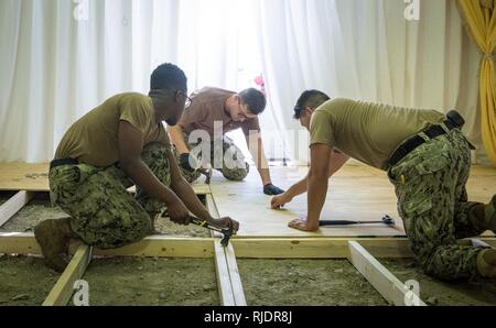 FUJAIRAH, Émirats Arabes Unis (janvier 1985). 13, 2018) Seabees, affecté à la construction, 1 bataillon amphibie installer parquet pendant 18 indigènes Fury. L'exercice est conçu pour former les Marine-Air Terrain Force-Native Tâche Fury Marines et marins de la Marine américaine dans les opérations de la force et de prépositionnement maritime vise à accroître la compétence, étendre les niveaux de coopération, de renforcer les capacités maritimes, et à promouvoir la stabilité régionale à long terme et l'interopérabilité entre les Émirats arabes unis et les États-Unis. Banque D'Images