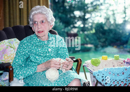 90 ans, femme, et travaille sur un projet de bricolage à la maison, USA Banque D'Images